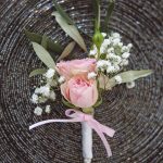 accessoire fleurs mariage boutonnière CF Photographe