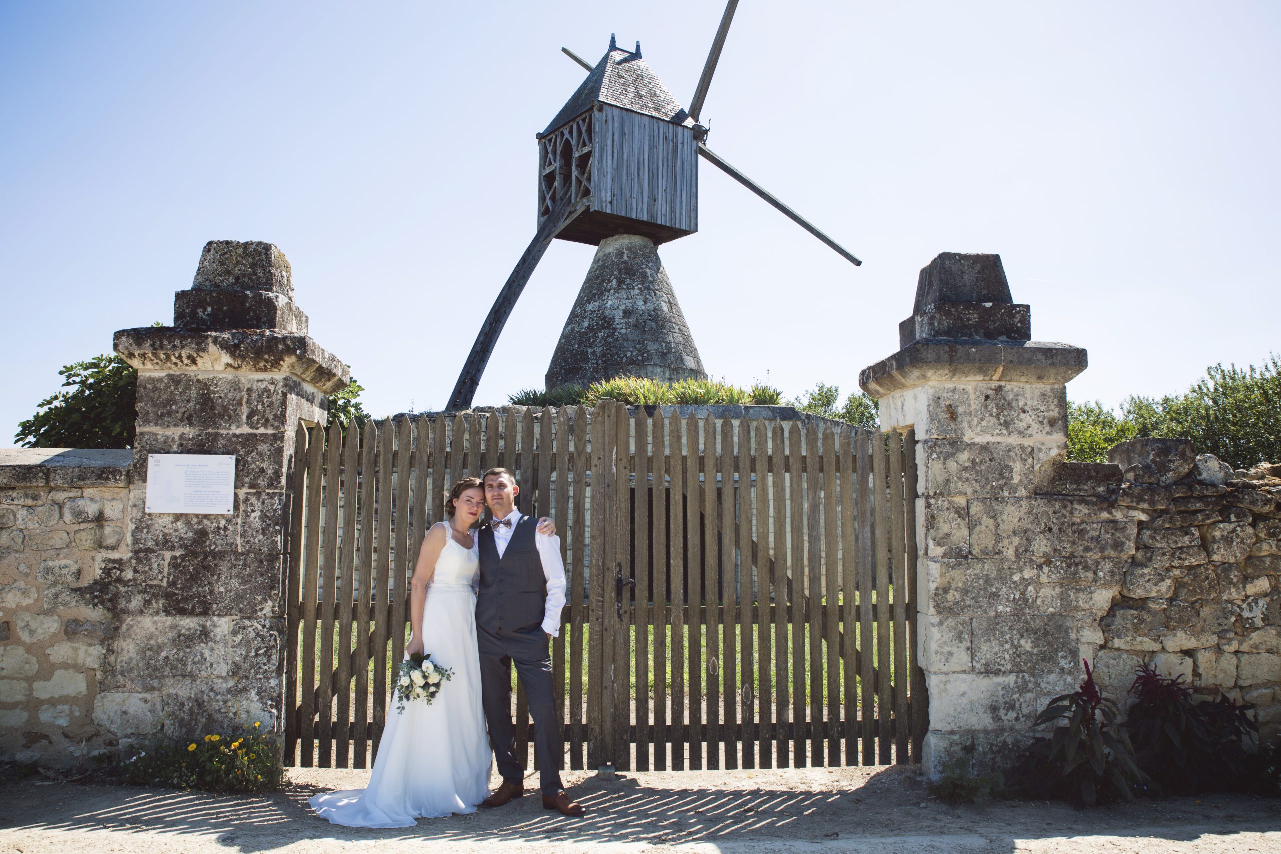 mariés devant moulin bord de Loire Montsoreau CF Photographe de mariage